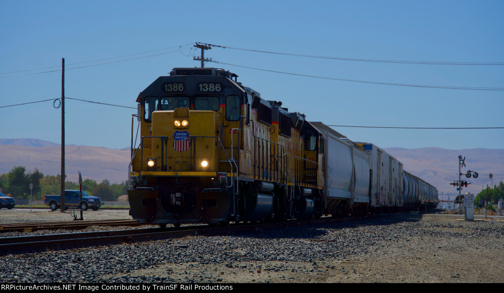 UP 1386 Leads the Tracy Local